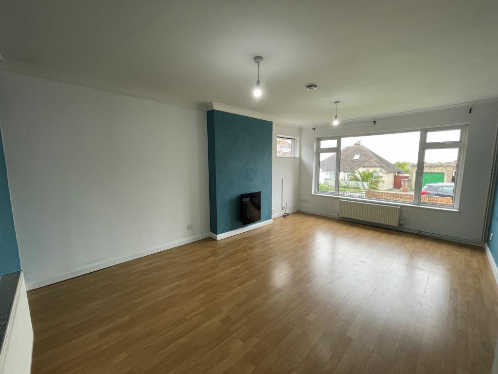 Lot: 106 - DETACHED BUNGALOW FOR IMPROVEMENT - Living room